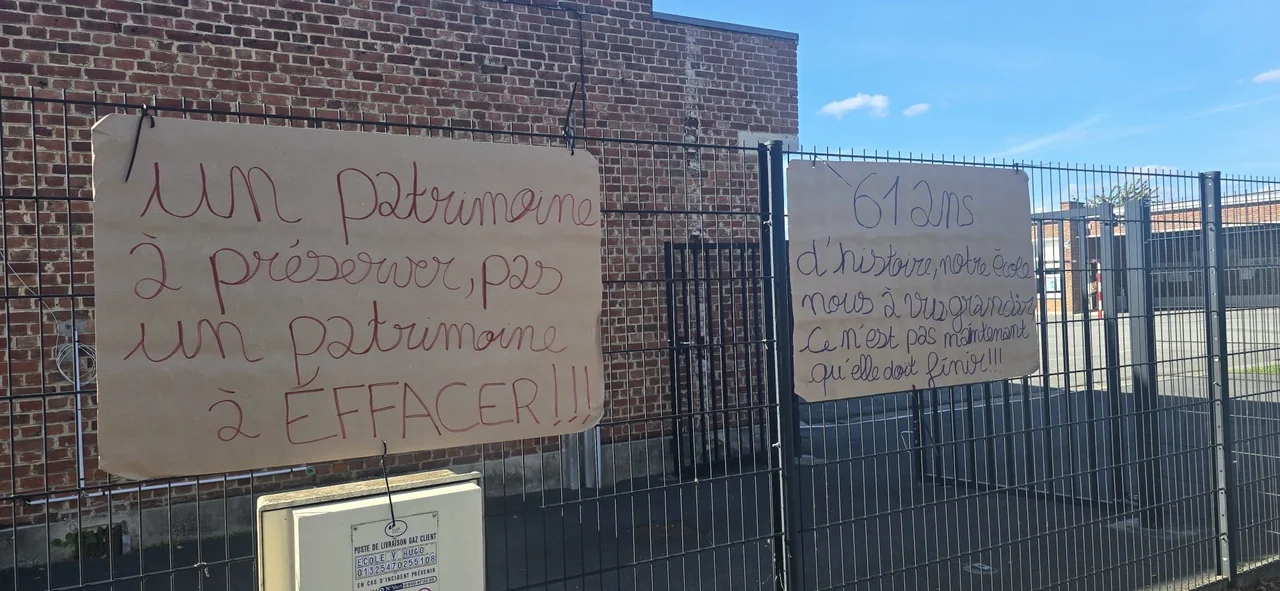Banderole installée devant l’école Victor-Hugo pendant la mobilisation