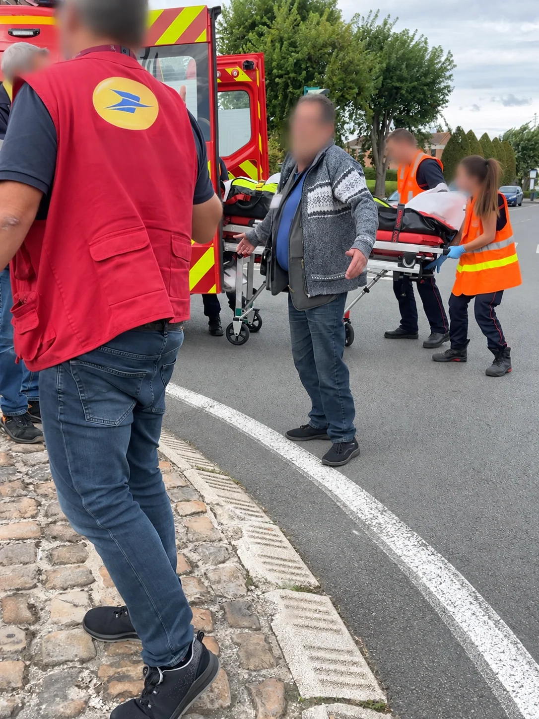 Intervention des secours après un accident à Sin-le-Noble, victime prise en charge sur un brancard, visages floutés