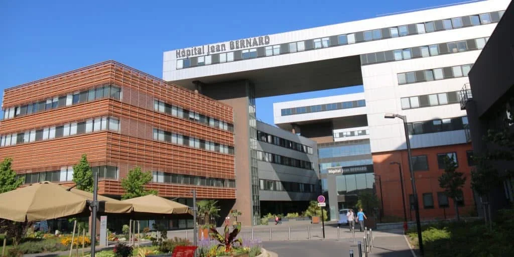 Façade de l’hôpital Jean-Bernard à Valenciennes.