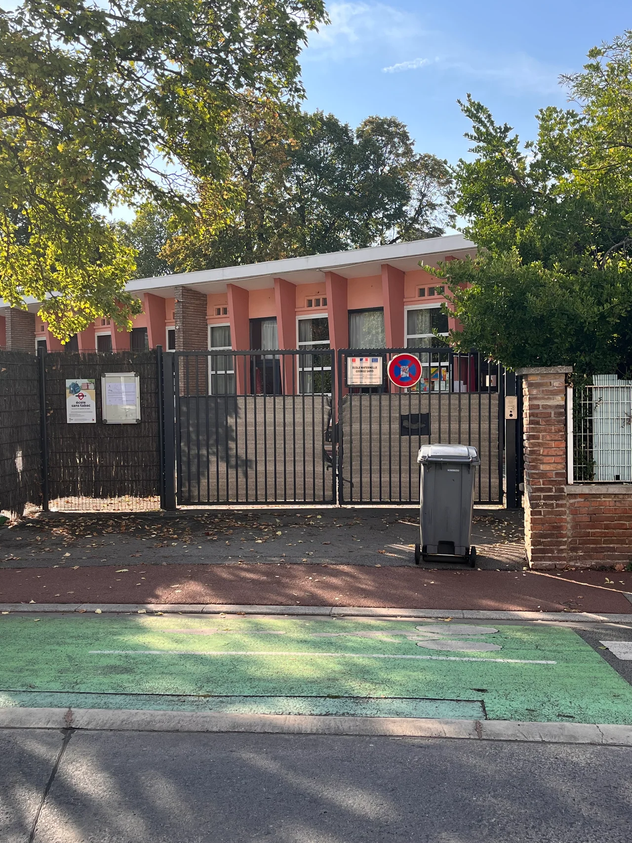 Façade d’une école de Douai photographiée le 29 septembre 2026, avec l’avis de fermeture de la restauration scolaire affiché à l’entrée