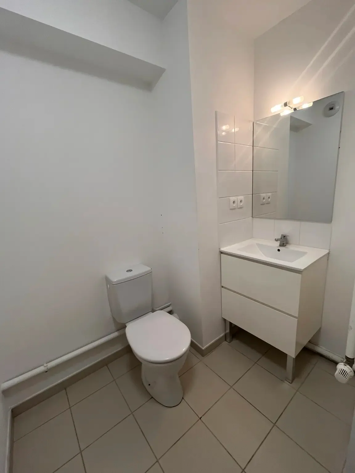 Salle de bain privative avec toilettes, lavabo, meuble et miroir