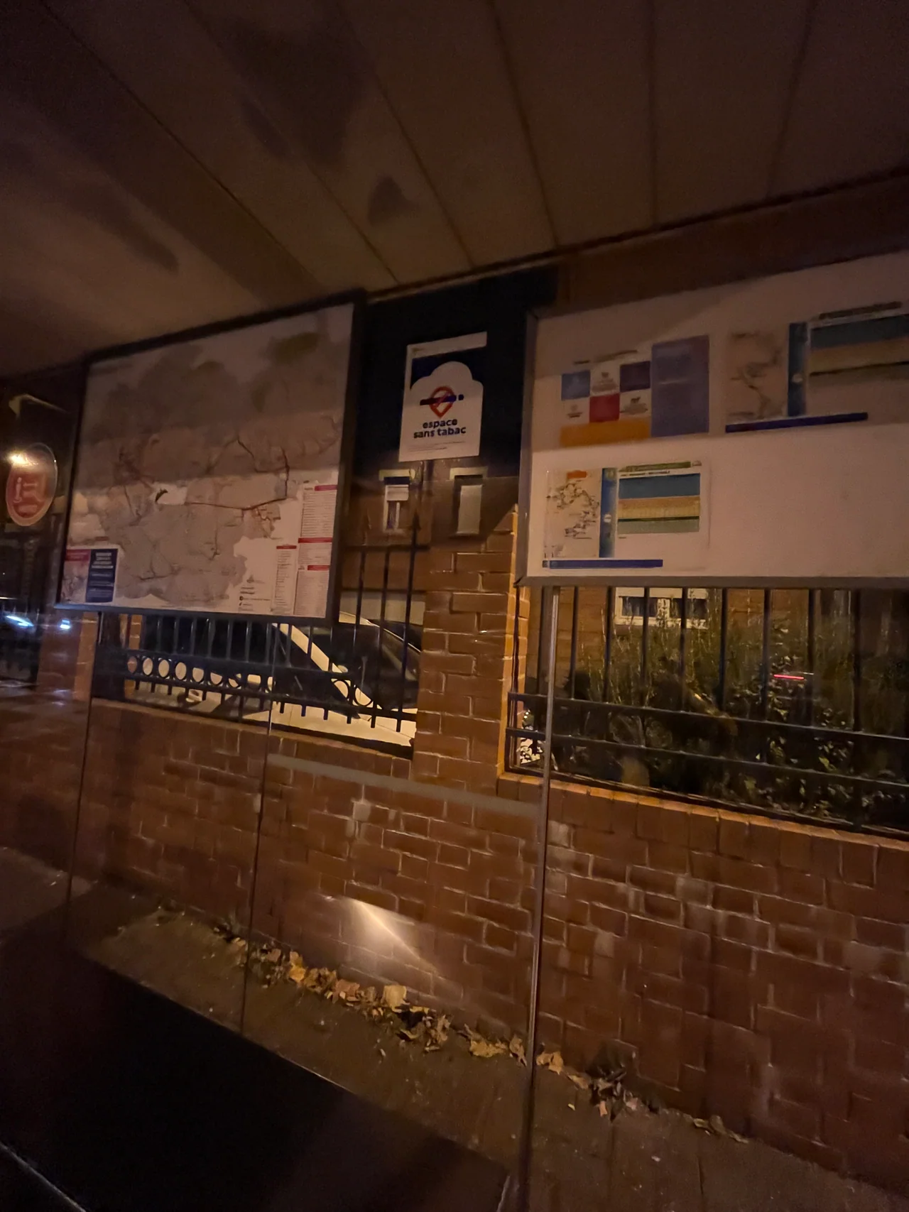« À l’arrêt Monument, l’affiche “Espace sans tabac” est visible parmi les informations destinées aux voyageurs. »