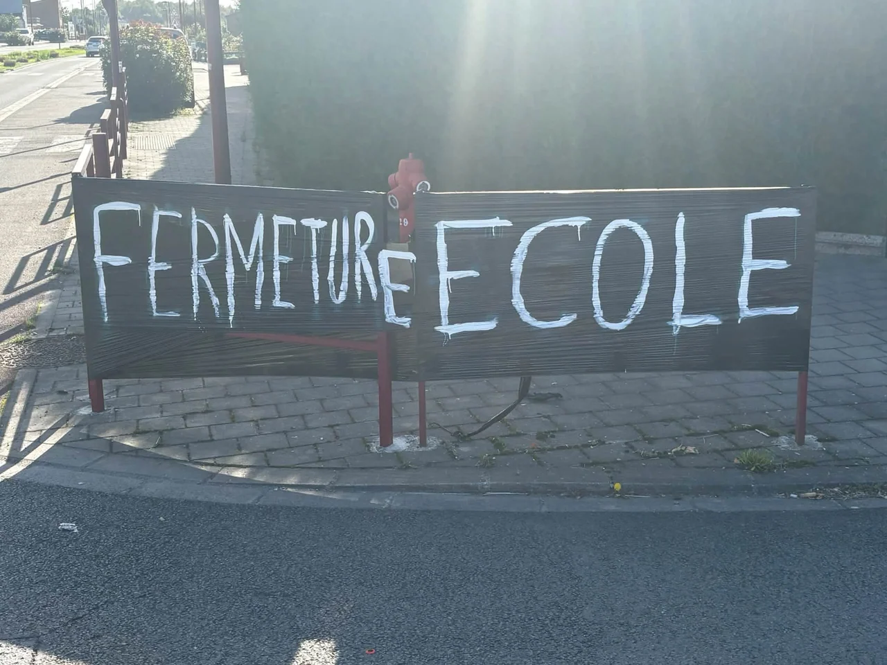 Pancarte de parents demandant que l’école Victor-Hugo ne ferme pas