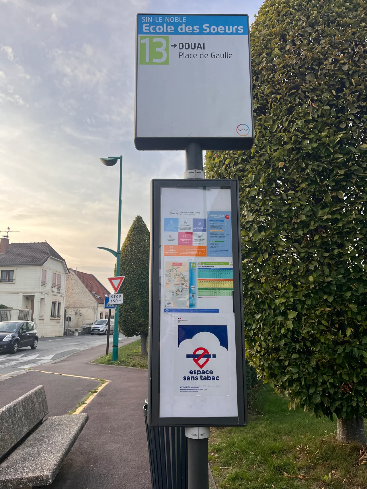« Affiche “Espace sans tabac” visible à l’arrêt École des Sœurs du réseau Évéole à Sin-le-Noble. »