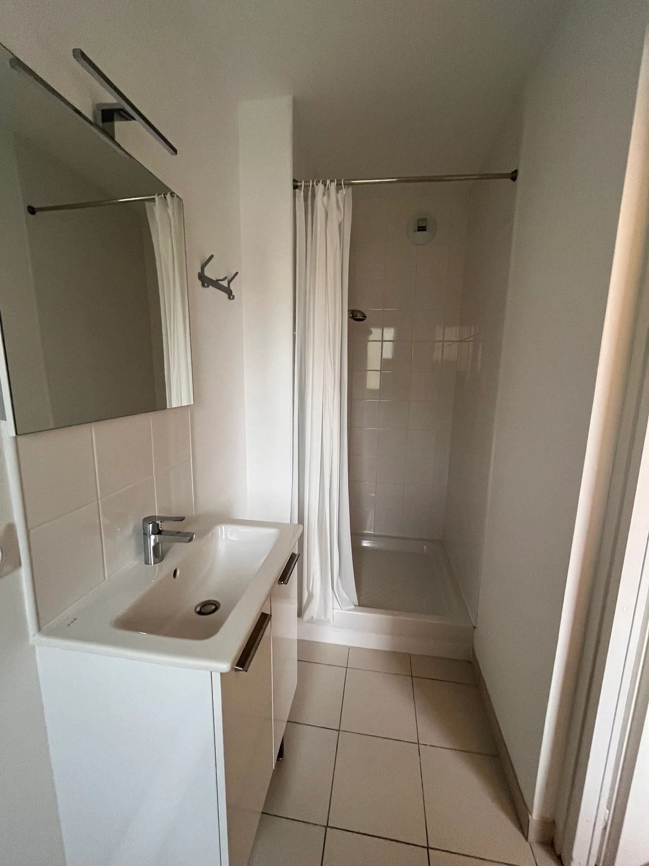 Douche et lavabo dans la salle d’eau d’une studette du bâtiment J de la résidence Hélène-Boucher
