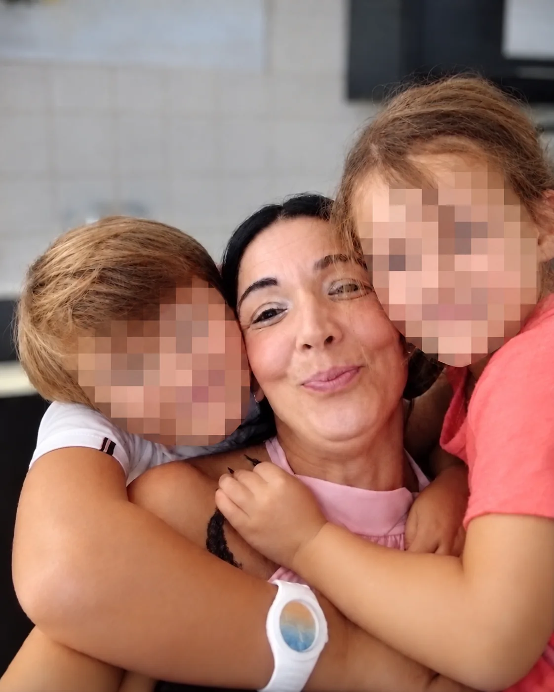 Détail de bras et de mains dans une étreinte familiale, sans visage visible.